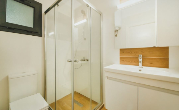 bathroom bathroom